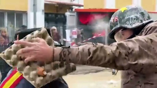 Els Enfarinats: Οι συμμετέχοντες δίνουν μάχη με αλεύρι και αυγά σε παραδοσιακό ισπανικό φεστιβάλ