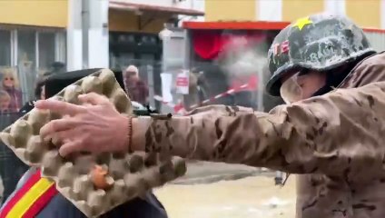 Els Enfarinats: битва мукой и яйцами на традиционном испанском фестивале