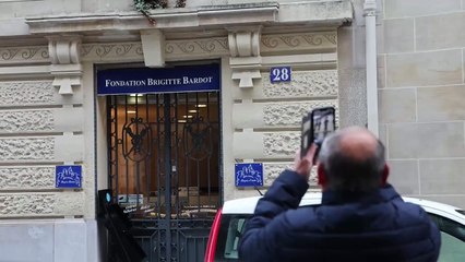 Admiradores acuden a la Fundación de Brigitte Bardot tras su muerte este domingo