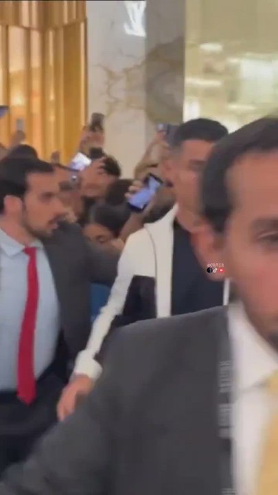 Cristiano Ronaldo llega entre una masa de fans a los Globe Soccer Awards de Emiratos Árabes Unidos