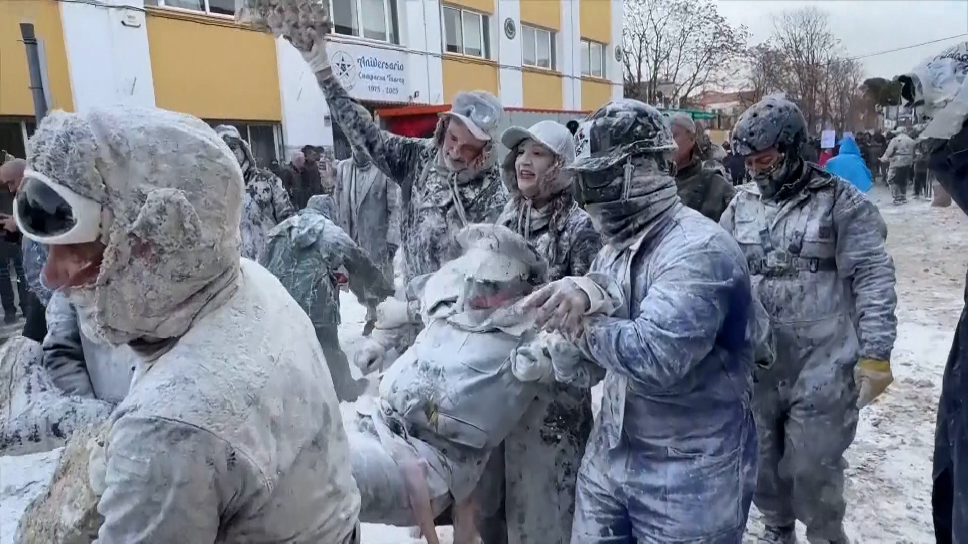 Cada 28 de diciembre, la localidad de Ibi, en la provincia de Alicante, se cubre de blanco para celebrar una de las fiestas m�s singulares y antiguas de Espa�a: 'Els Enfarinats'. Esta tradici�n, con m�s de 200 a�os de antig�edad, convierte al municipio alicantino en el escenario de una aut�ntica batalla campal de harina, huevos y petardos, que atrae cada a�o a numerosos visitantes.



Durante la celebraci�n de Els Enfarinats &mdash;que en valenciano significa "los enharinados"&mdash; un grupo de hombres toma simb�licamente el control de la villa. Vestidos con ropa antigua de estilo militar, los participantes representan un falso golpe de Estado e imponen leyes absurdas a los vecinos, en un ambiente marcado por el humor, las gamberradas y la s�tira social.





Quienes incumplen estas normas improvisadas deben pagar una multa simb�lica, cuya recaudaci�n se destina �ntegramente a fines ben�ficos. El momento m�s esperado del festejo es la "batalla", en la que las calles del centro de Ibi se transforman en un campo de combate blanco y pegajoso, resultado del lanzamiento masivo de harina y huevos.





Esta fiesta tradicional del 28 de diciembre no s�lo mantiene viva una costumbre hist�rica, sino que tambi�n se ha convertido en un atractivo tur�stico clave para Ibi. Els Enfarinats representa una mezcla �nica de tradici�n, humor y participaci�n popular, consolid�ndose como una de las celebraciones de invierno m�s originales del calendario festivo espa�ol.