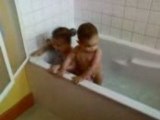 mes deux amours dans leur bain....ils s'eclatent....