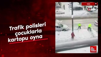 Van'da trafik polisleri çocuklarla kartopu oynadı