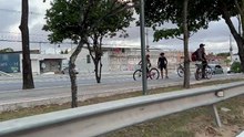 Carreta que transportava escavadeiras invade ciclovia na Durval de Góes Monteiro