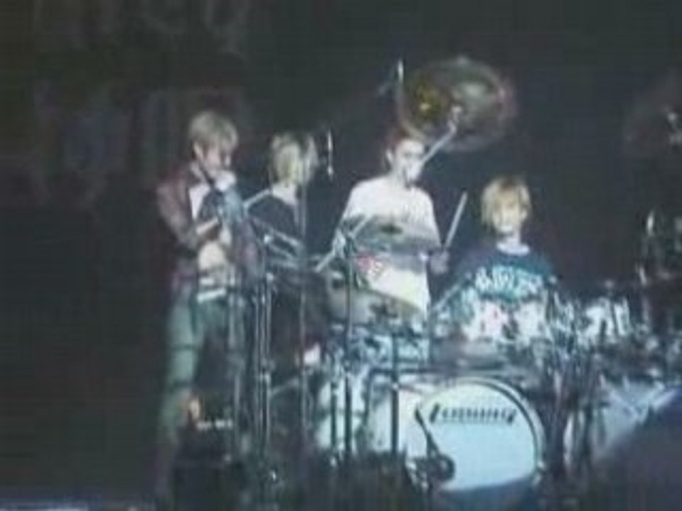 Dir en grey - Kaoru and Die drumming