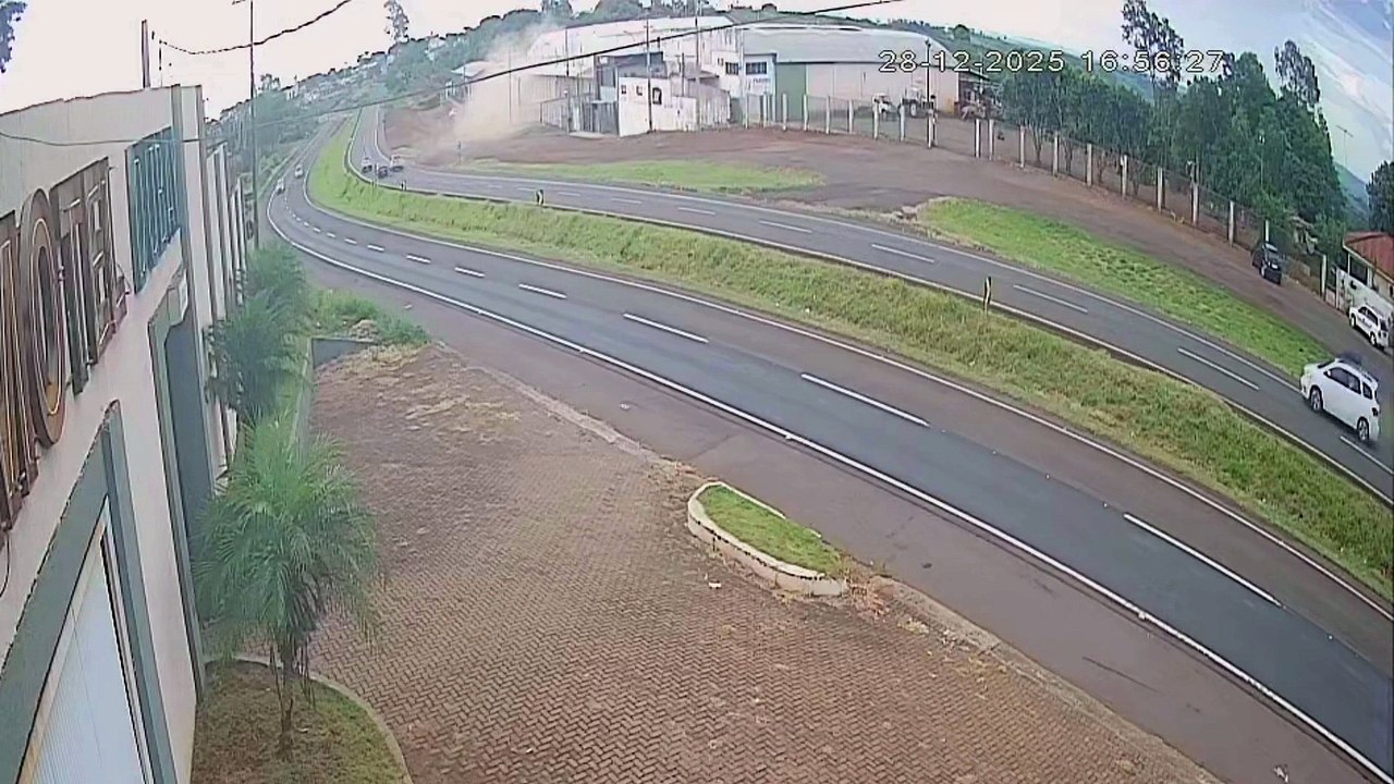 Veja o momento em que Monza capota e deixa rapaz morto em Apucarana