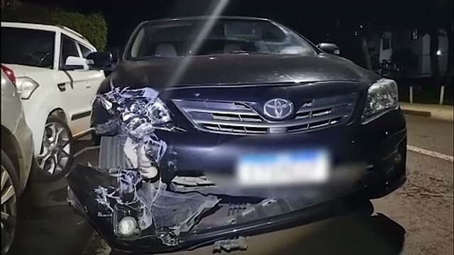 Corolla atinge dois carros estacionados e deixa prejuízo no bairro Coqueiral