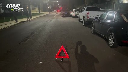 Corolla bate em dois carros estacionados no bairro Tropical, em Cascavel