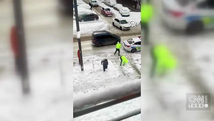 Van’da beyaz örtü eğlenceye dönüştü! Polisler çocuklarla kar topu oynadı