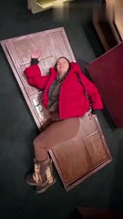 Tiyatro oyununda panik! Aslı Bekiroğlu’nun başına dekor kapı düştü