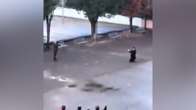 Kızına şantaj yapan kişiyi lise bahçesinde tabancayla rehin aldı