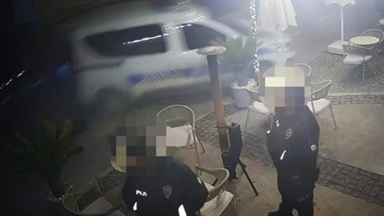 İzmir’de otomobil, park halindeki polis aracına çarptı; kaza kamerada