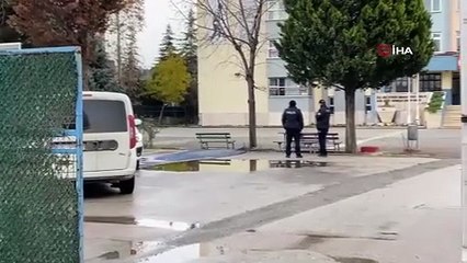 Bir baba, kızını rahatsız ettiğini öne sürdüğü bir genci okul bahçesinde silahla rehin aldı