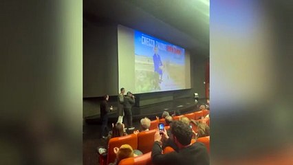 Luci accese e boato in sala: Checco Zalone irrompe a sorpresa durante "Buen Camino"