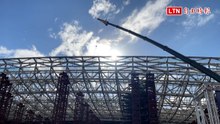 屋頂鋼構最後一根弧樑安裝 桃機三航廈今舉行上樑典禮