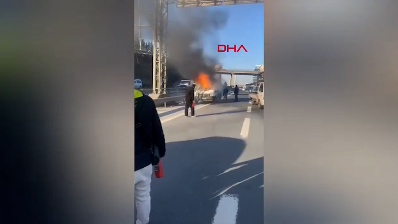 Bağcılar TEM Otoyolu'nda panelvan alev alev yandı