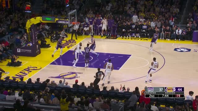Lakers - LeBron James se déchaîne au dunk