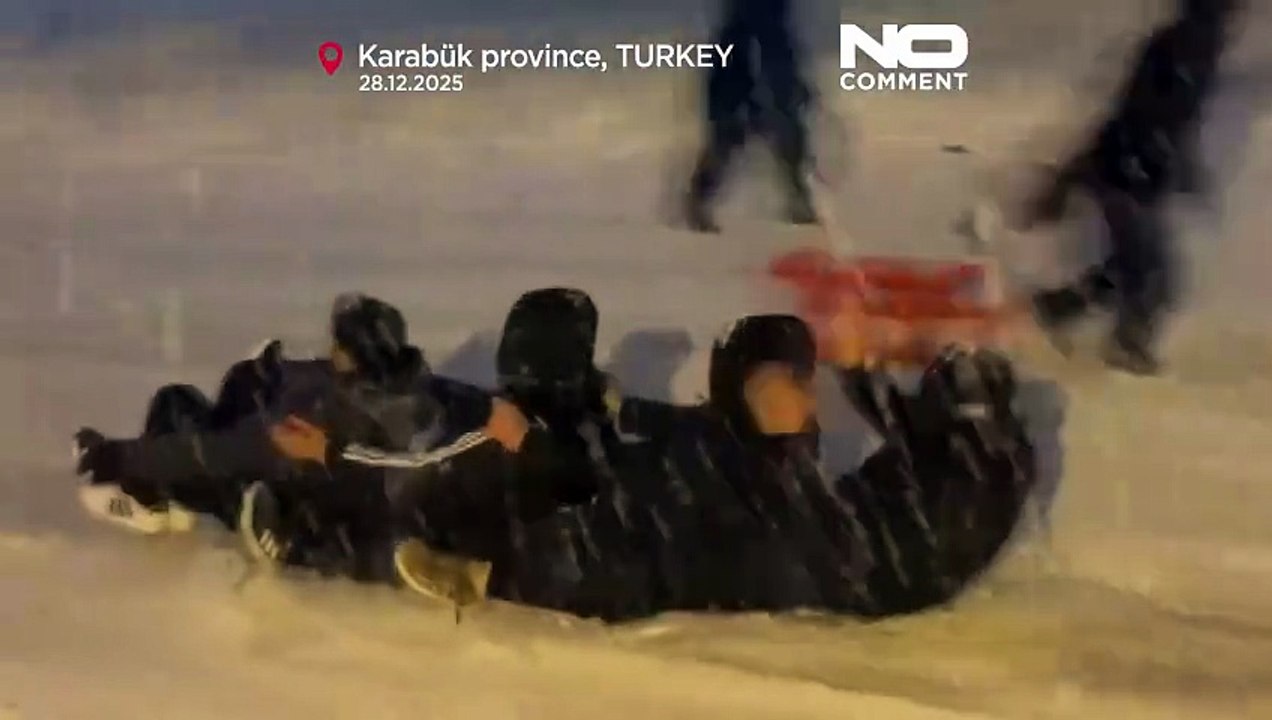 Heftiger schneefall zwingt schulen in 14 türkischen provinzen zur schließung, kinder freuen sich