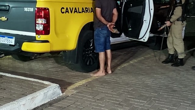 Filha pede ajuda para a mãe, em cárcere privado, e padrasto é detido com armas