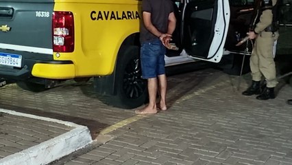 Filha pede ajuda para a mãe, em cárcere privado, e padrasto é detido com armas