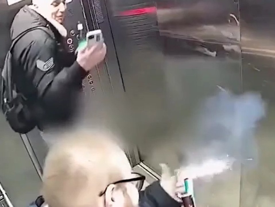 Übermütige Männer zünden Feuerwerk im Aufzug