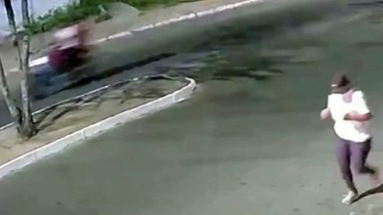 Mulher tem perna amputada após ser atropelada por adolescente que 'dava grau' de moto na Bahia