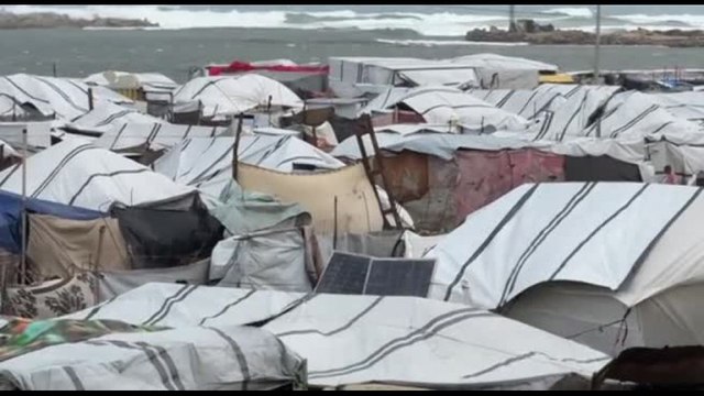 A Gaza piove, le tende degli sfollati invase dall'acqua