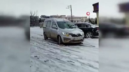 Kayan araç park halindeki arabayı böyle devirdi!