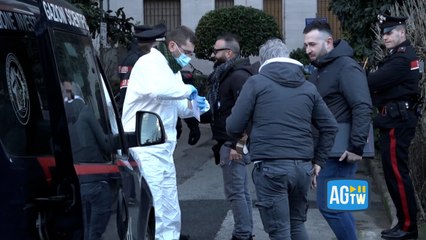 La scientifica e le forze dell'ordine nel luogo in cui una donna è stata trovata morta in un cortile a Milano: il video