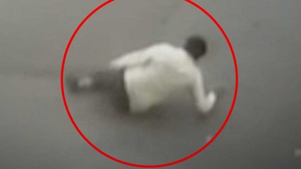 तेज रफ्तार ने टू व्हीलर सवार और एक रिक्शा को मारी टक्कर, वीडियो वायरल