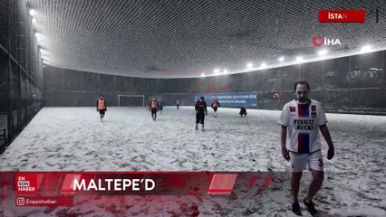 İstanbul’da futbolseverler kar yağışına rağmen halı saha maçına devam etti