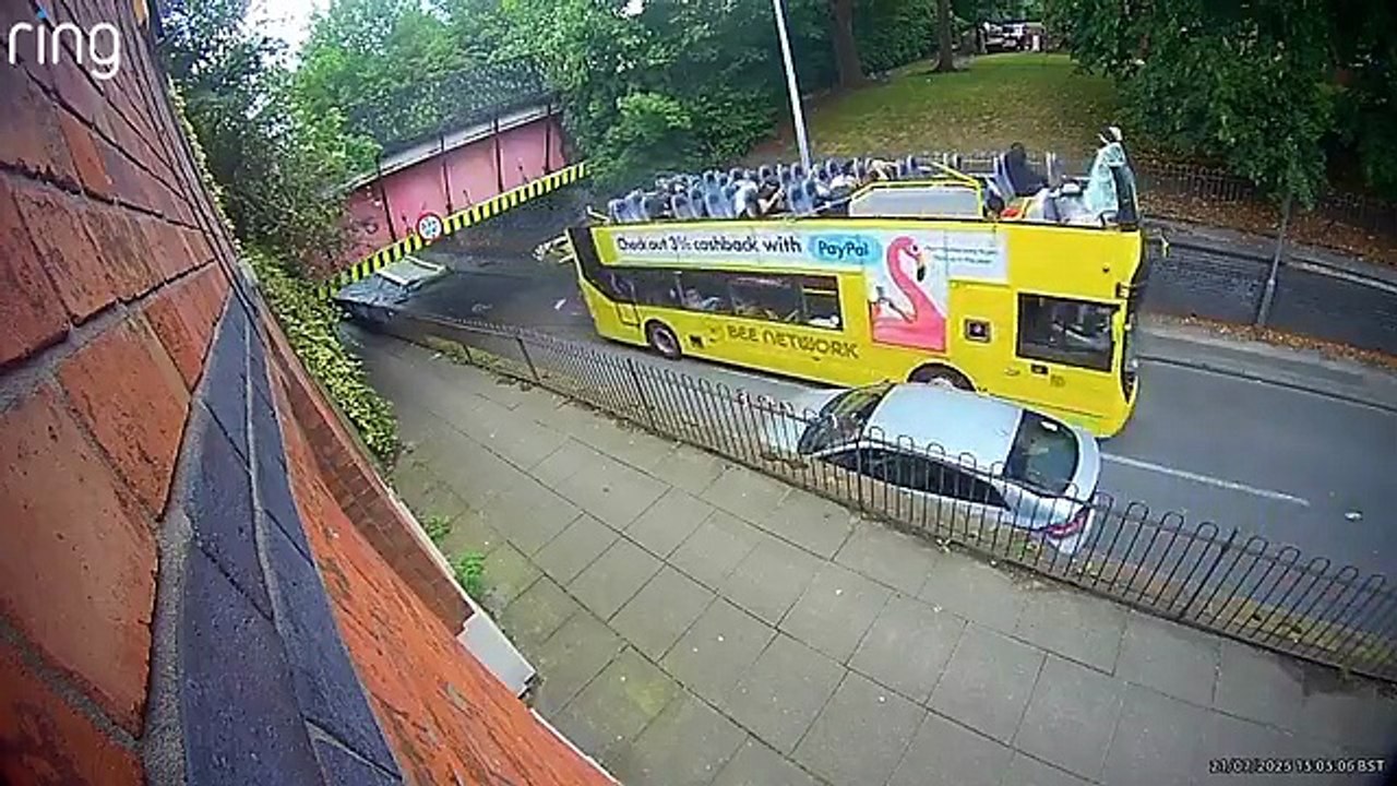 Un bus à impériale passe sous un pont trop bas