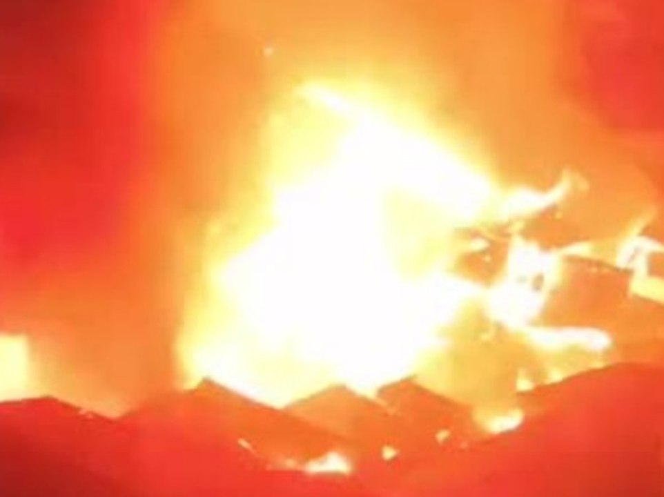 Flammendes Inferno: Großbrand zerstört 50 Häuser