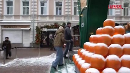 Capodanno a Mosca, la citt? addobbata con mandarini giganti e un treno di peluche