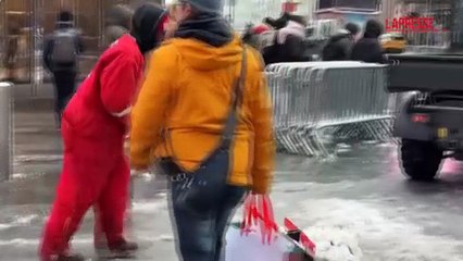 New York, la tempesta di neve ricopre le strade