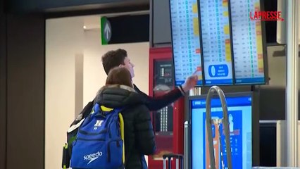 Maltempo in Usa, voli cancellati per bufera di neve: le persone ferme in aeroporto