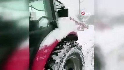 Mazıdağı’nda traktörlerin arkasına bağlanan aparatlarla kar temizleme çalışması yaptılar