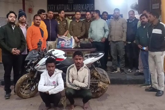 Video: मोबाइल व्यवसायी के सिर पर डंडे से किया प्रहार, स्कूटी से गिरते ही 20 लाख लूटकर हुए फरार, 2 आरोपी गिरफ्तार