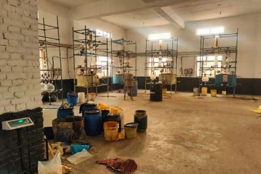 Video News: गुजरात एटीएस की मदद से राजस्थान के भिवाड़ी में नशे की फैक्ट्री का पर्दाफाश