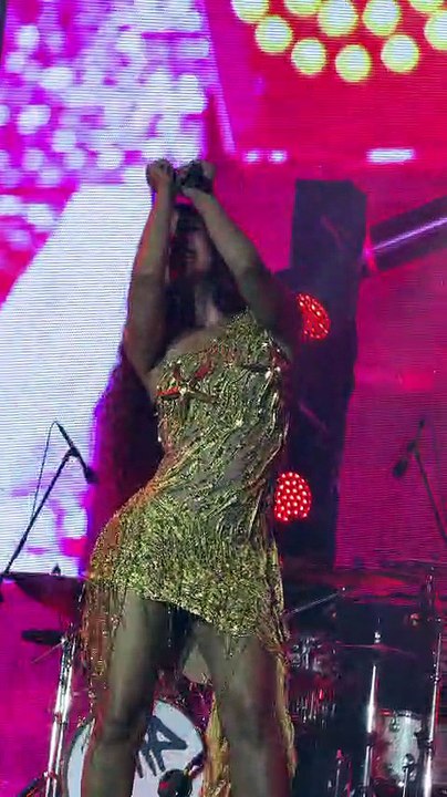 Priscila Senna e Anitta cantam 'Cheio de Vontade' ao vivo pela 1ª vez