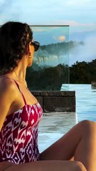 Στους καταρράκτες Ιγκουασού και «κόβει» την ανάσα με τις πόζες της φορώντας το μαγιό της