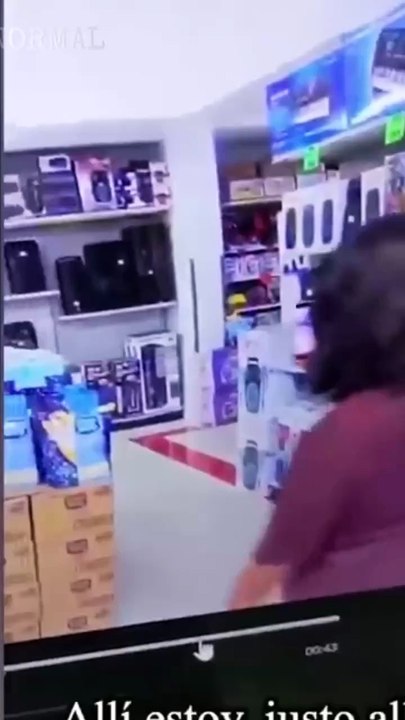 ENTIDAD INVISIBLE JALA DEL CABELLO DE UN JOVEN EN SU TRABAJO