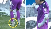 Freddo polare in campo? La soluzione del portiere è geniale