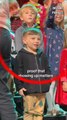 Ce petit garçon voit sa mère dans le public lors de son spectacle de Noël