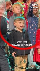 Ce petit garçon voit sa mère dans le public lors de son spectacle de Noël