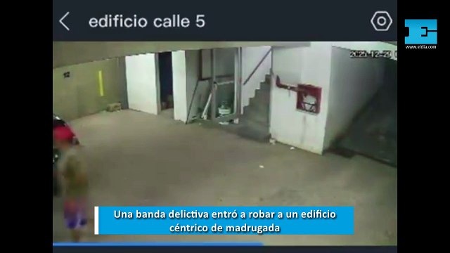 Una banda delictiva entró a robar a un edificio del centro de La Plata y escapó con una moto