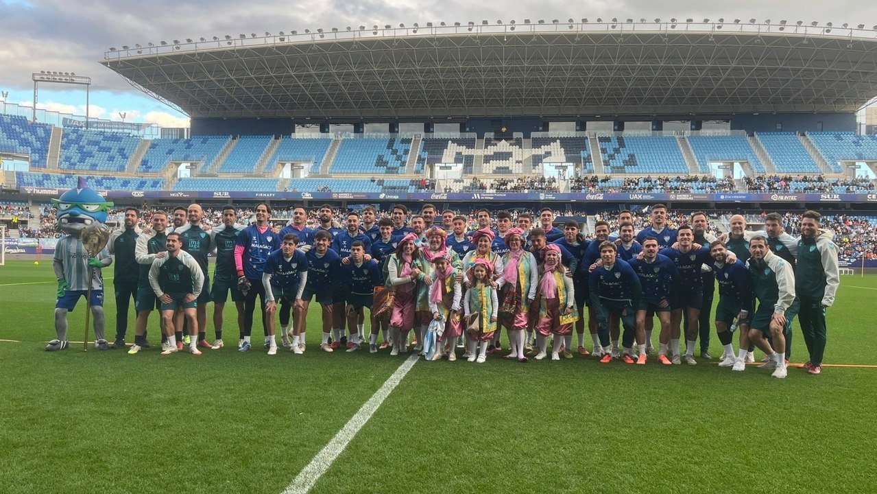 El Málaga mete en su entrenamiento más público que en muchos partidos de Segunda