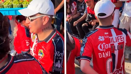 Dani Flow divide su amor por el futbol y sorprende con playera de Chivas e Irapuato en pleno Estadio Sergio León Chávez