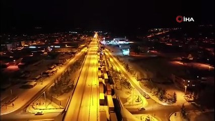 Kar bastırdı yol dondu, D-100 karayolunda kar çilesi: Araçlar mahsur kaldı!