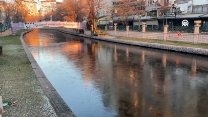 Porsuk Çayı'nın yüzeyinde buz tabakası oluştu